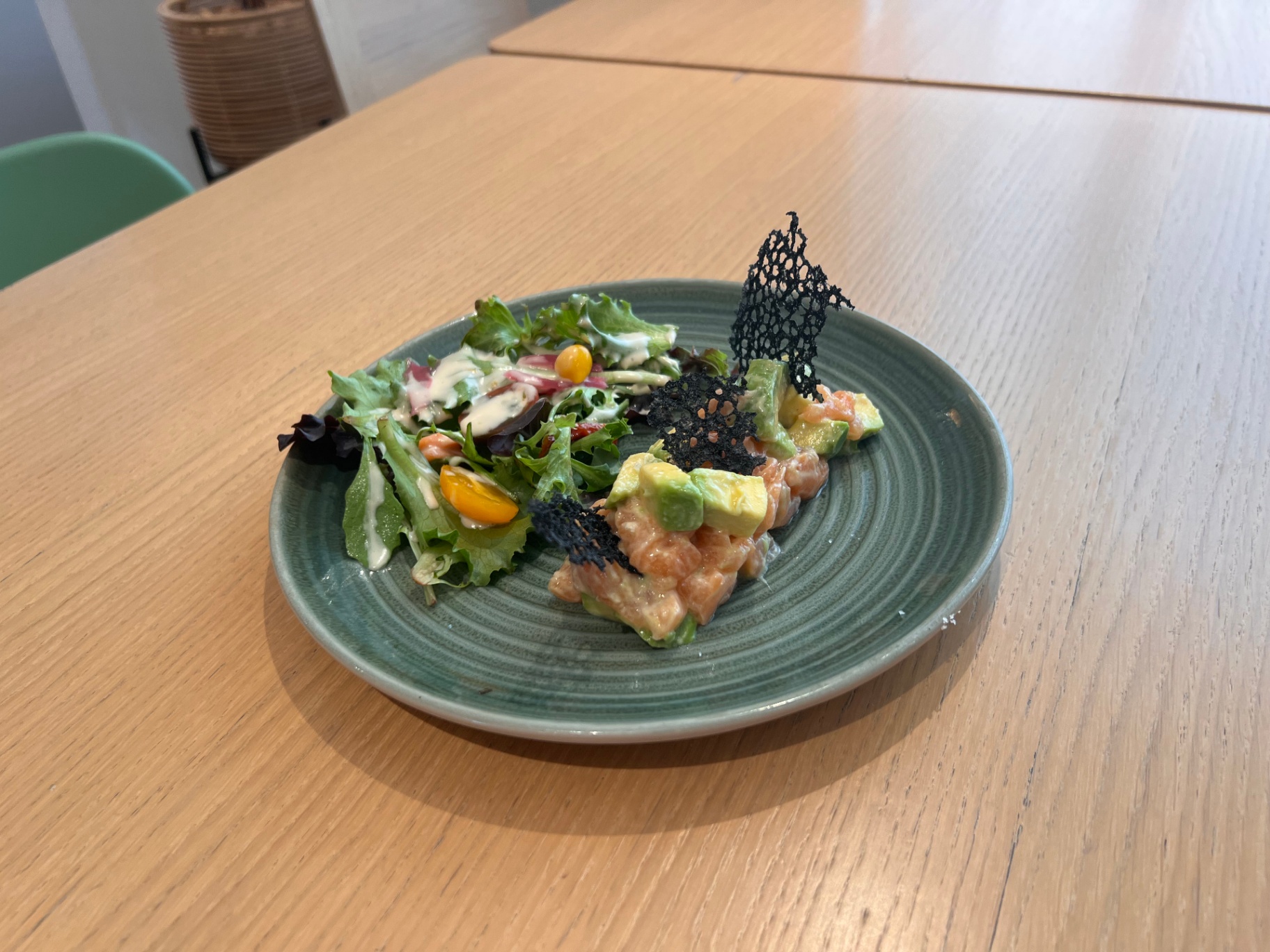 Tartare de saumon & avocat, tuile encre de seiche