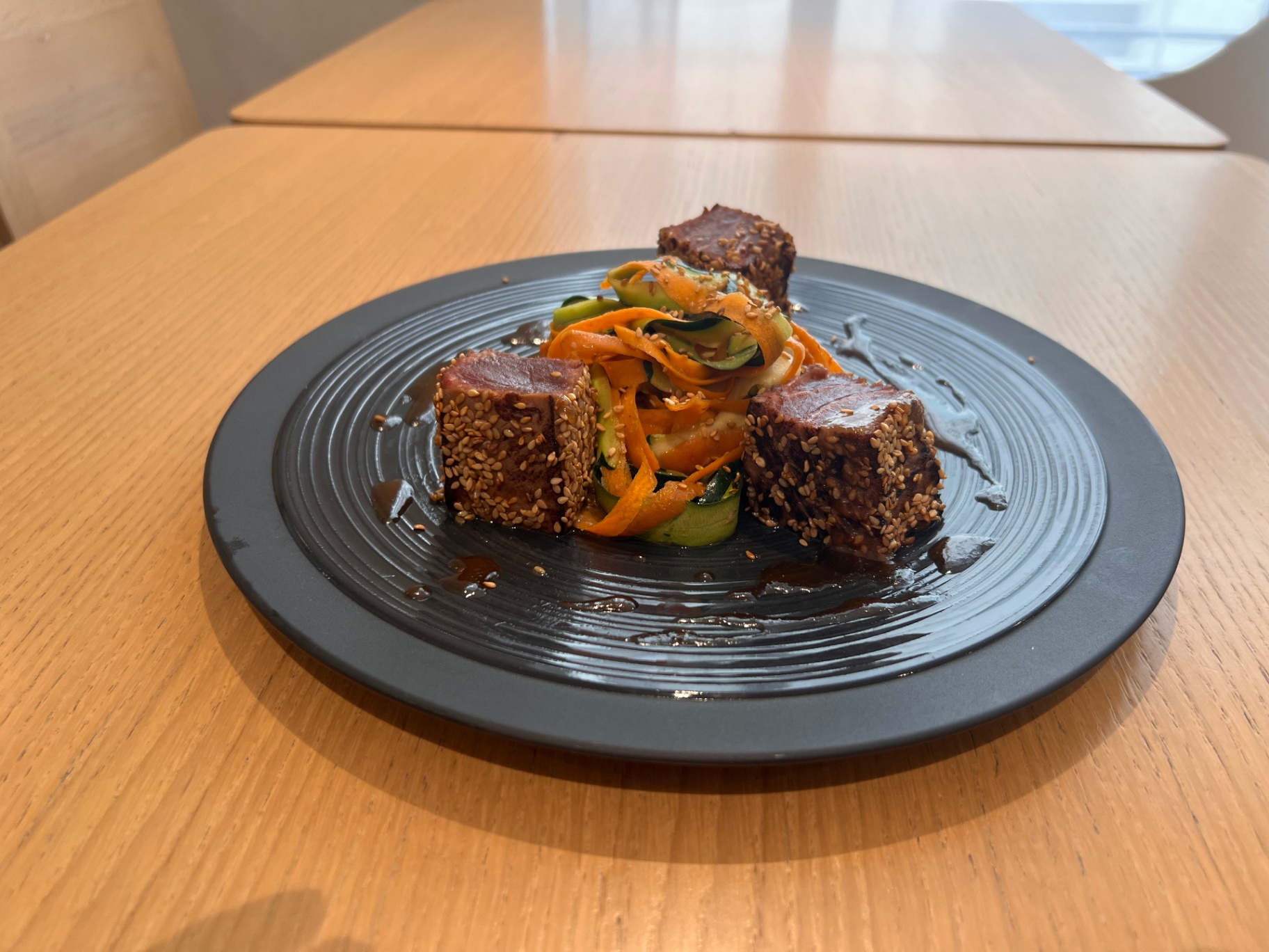 Thon mi-cuit au sésame, tagliatelles de légumes