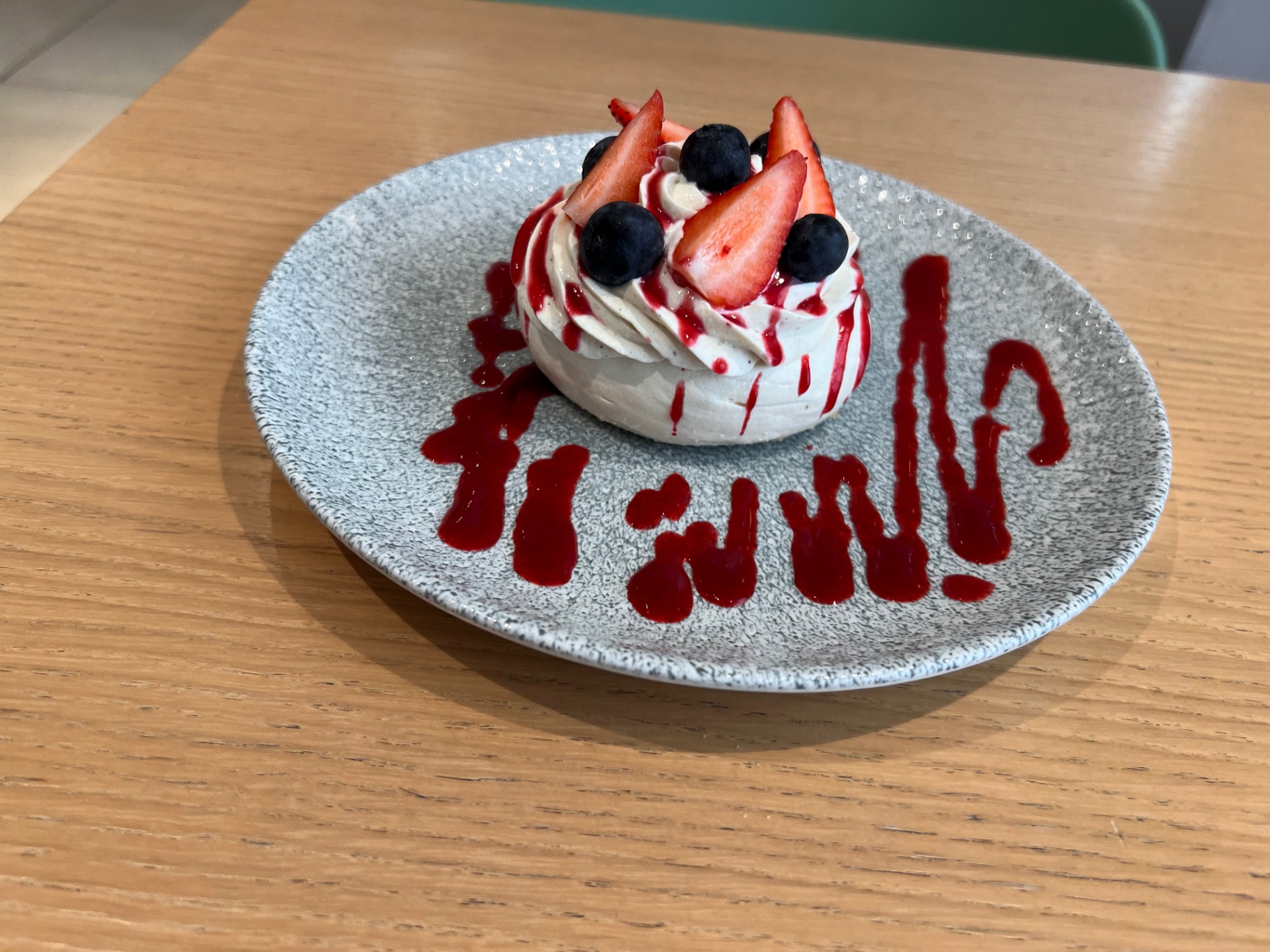 Pavlova fruits rouges & coulis maison