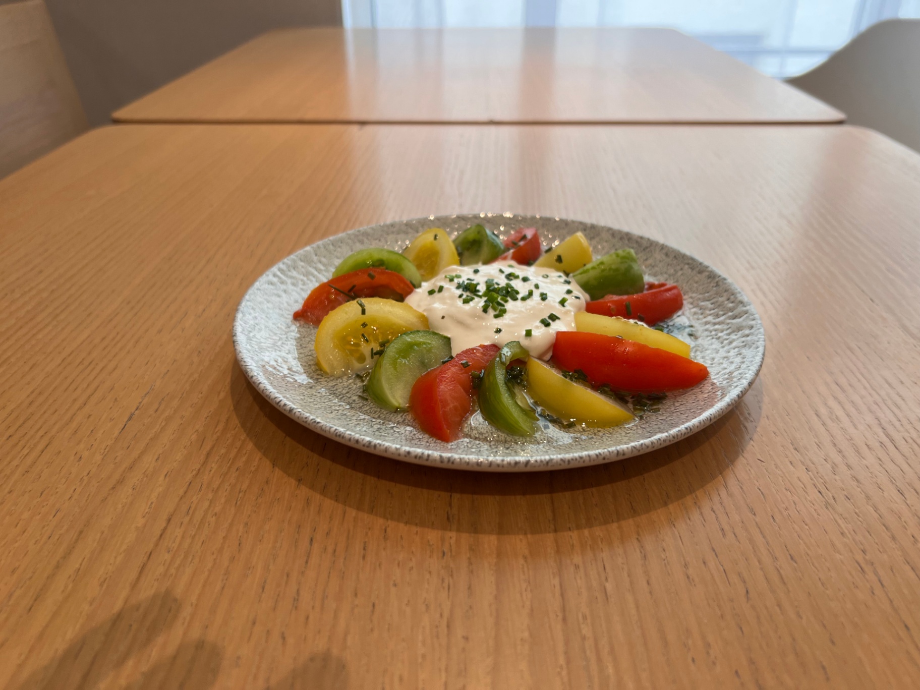 Carpaccio de tomates anciennes, crème ciboulette