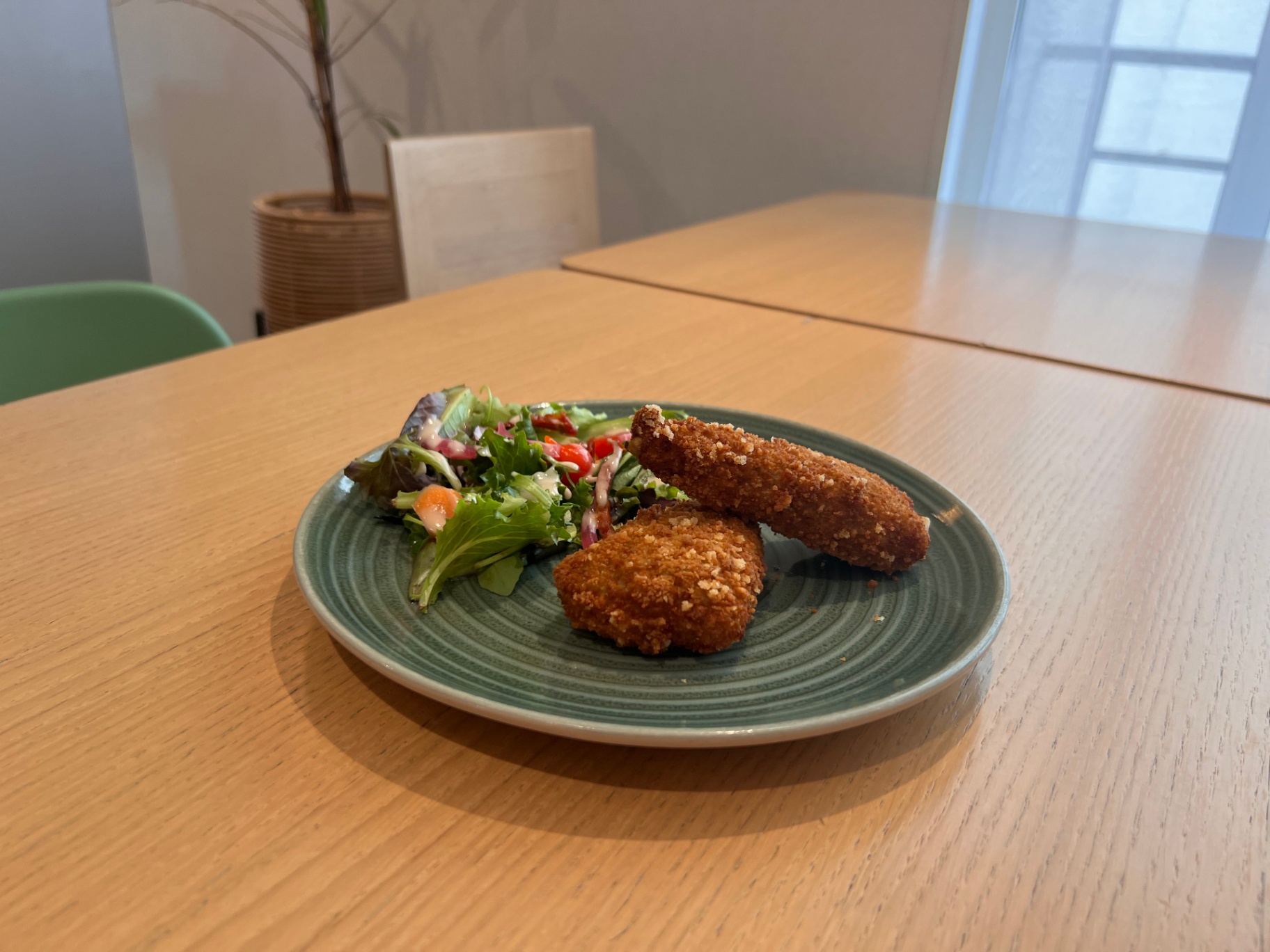 Croquettes croustillantes, mesclun de saison